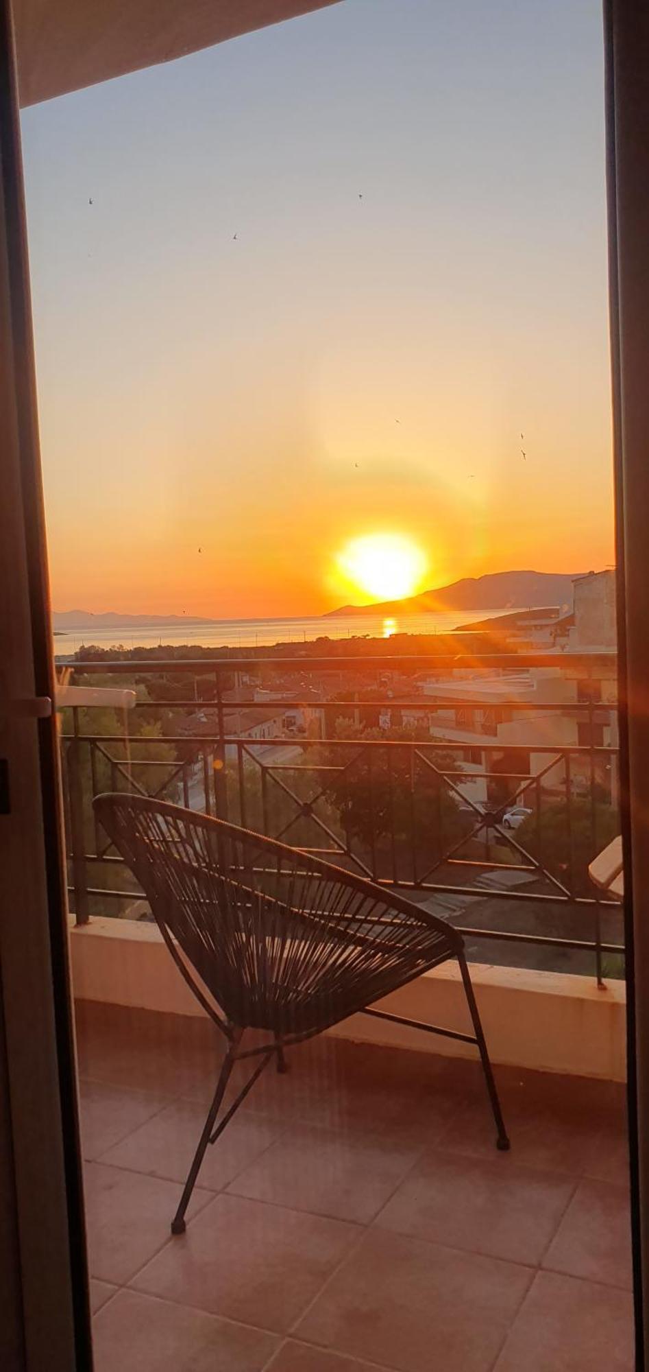Sea & Mountain Apartment Close To Port And City Lávrion エクステリア 写真